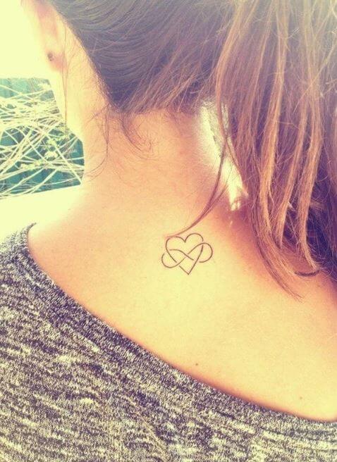 Precioso tatuaje de corazón e infinito para niñas