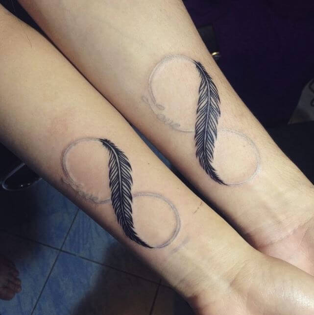 Diseños de tatuajes de infinito en tinta blanca y negra