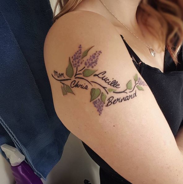 Impresionante diseño de tatuajes de flores en el hombro