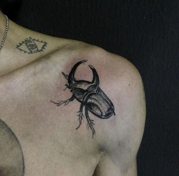 Diseño de tatuajes de escarabajo en el hombro de las mujeres