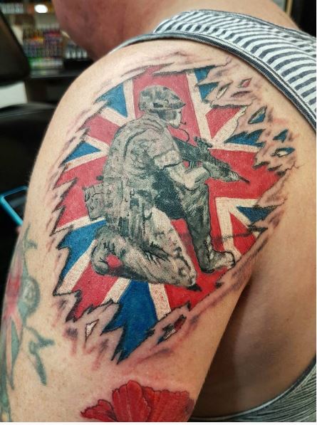 Diseño de tatuajes del ejército en el hombro para chicos