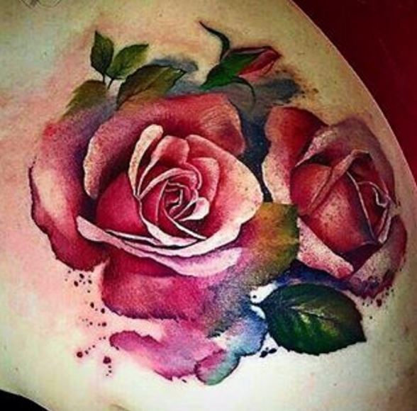 Hermoso diseño de tatuajes de rosas rojas en el hombro