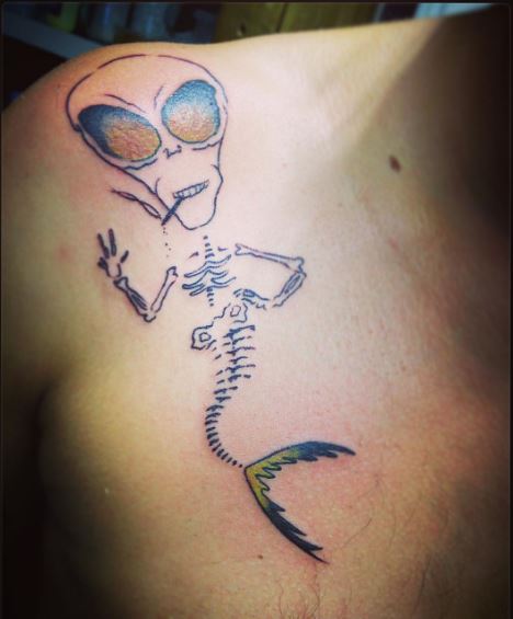 Diseño de tatuajes alienígenas en los hombros