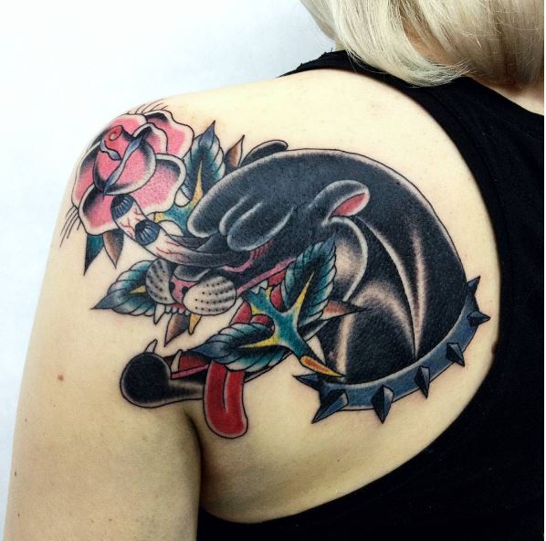 Diseño de tatuajes de gato negro en el hombro de las mujeres