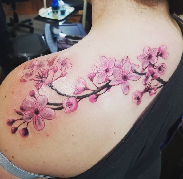 Diseño de tatuajes de flor de cerezo para mujeres