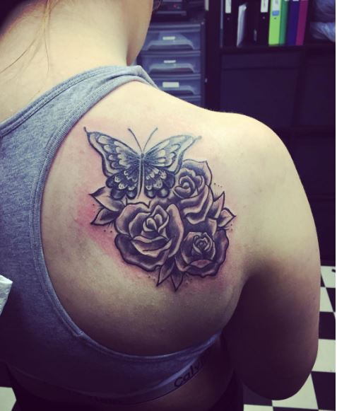 Diseños e ideas de tatuajes de flores y mariposas en el hombro