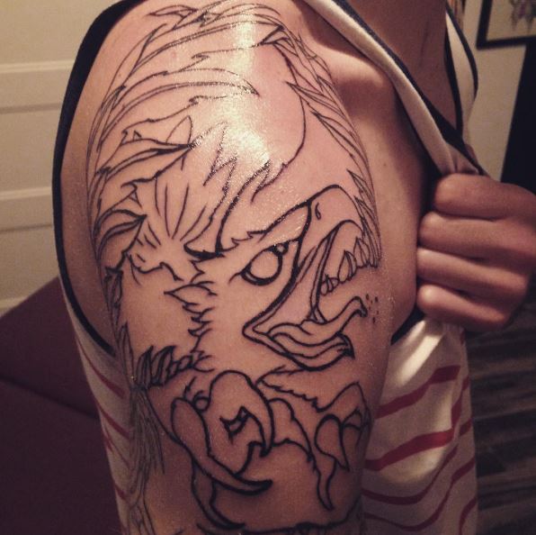Diseño de tatuajes de dragón en el hombro