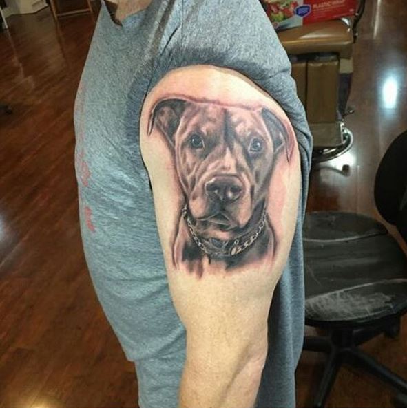 Diseño de tatuajes de perro en el hombro