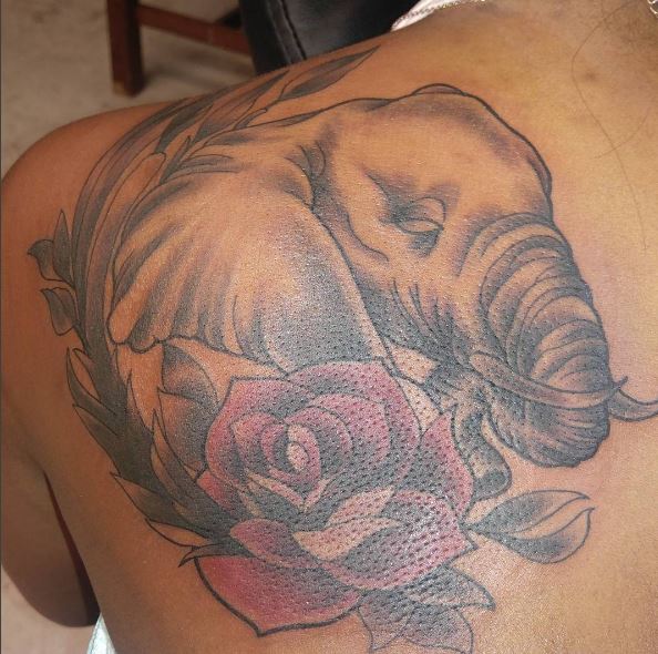 Diseño de tatuajes de elefante en el hombro trasero