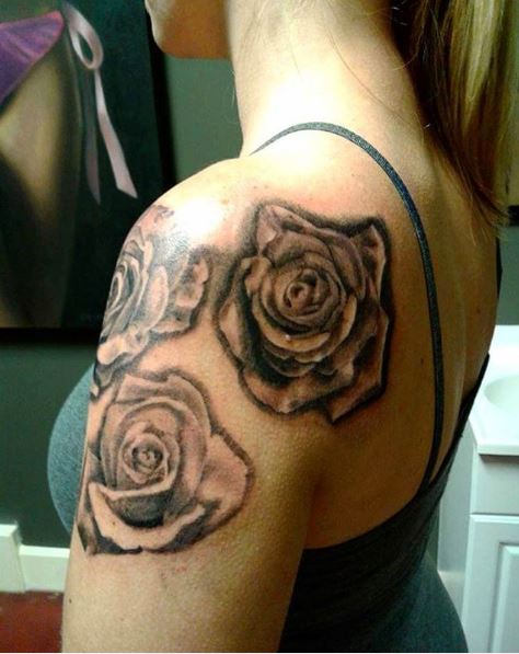 Diseño de tatuajes de flores en los hombros