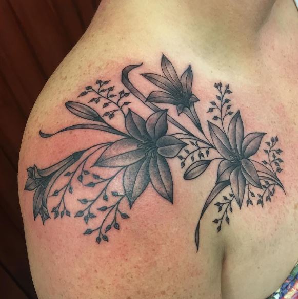Último diseño de tatuajes florales en los hombros