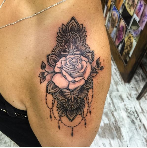 Precioso diseño de tatuajes en el hombro para mujeres
