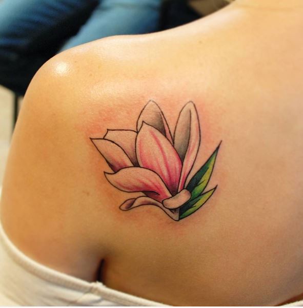 Tatuajes de flores de magnolia en el hombro de las mujeres