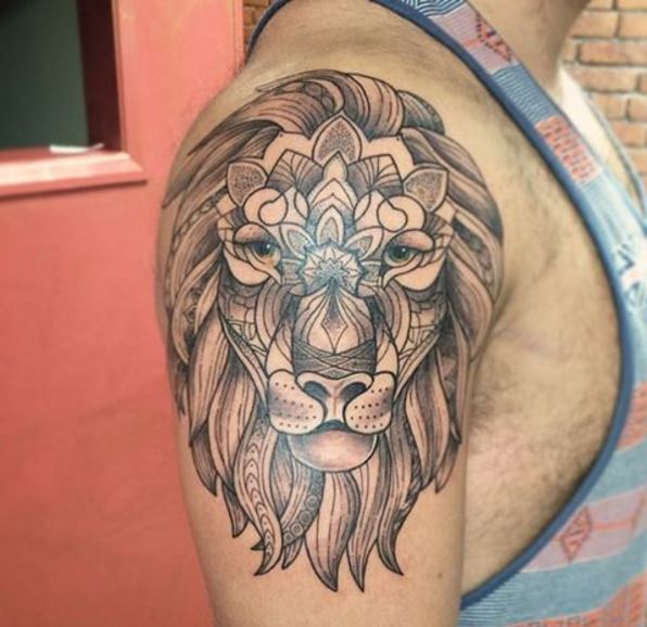 Diseño de tatuajes de león en el hombro