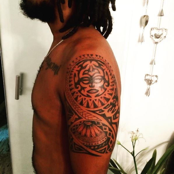 Diseño de tatuajes maoríes en los hombros