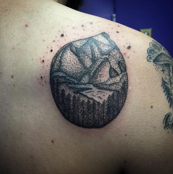 Diseño de tatuajes de montaña en el hombro