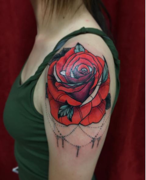 Diseño de tatuajes de hombro de rosa roja para mujeres