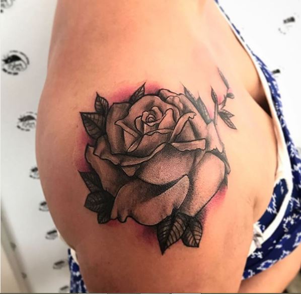 Diseño de tatuajes de flores rosas en el hombro