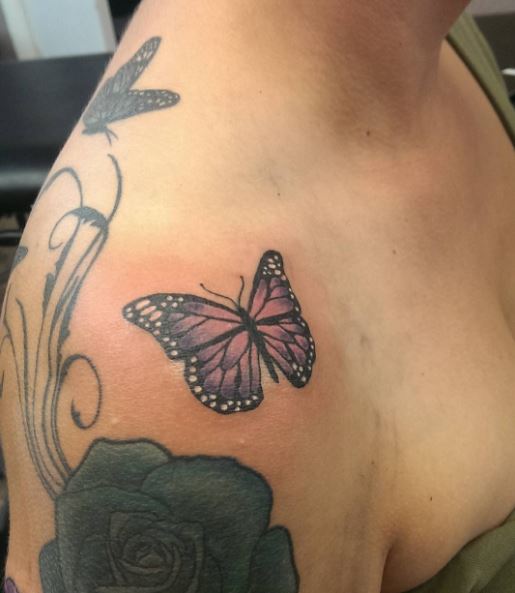 Diseño de tatuajes de mariposas de color morado para niñas