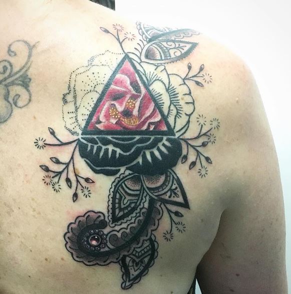 Diseño de tatuajes de triángulo en el hombro trasero