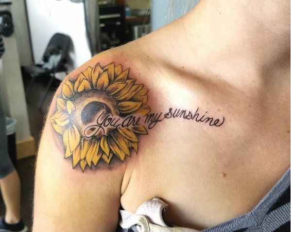 Diseño de tatuajes de flores de sol en el hombro