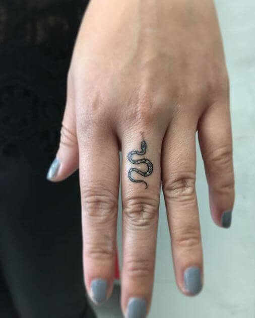 Tatuaje Pequeño De Serpiente