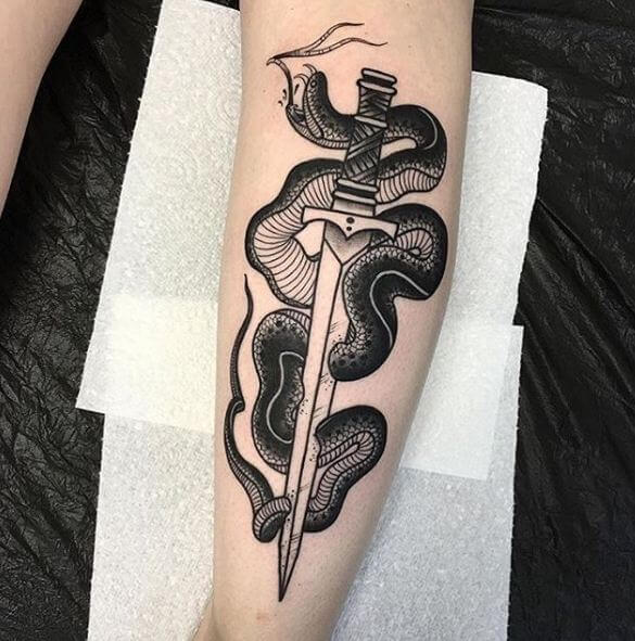 Tatuaje De Serpiente Y Daga