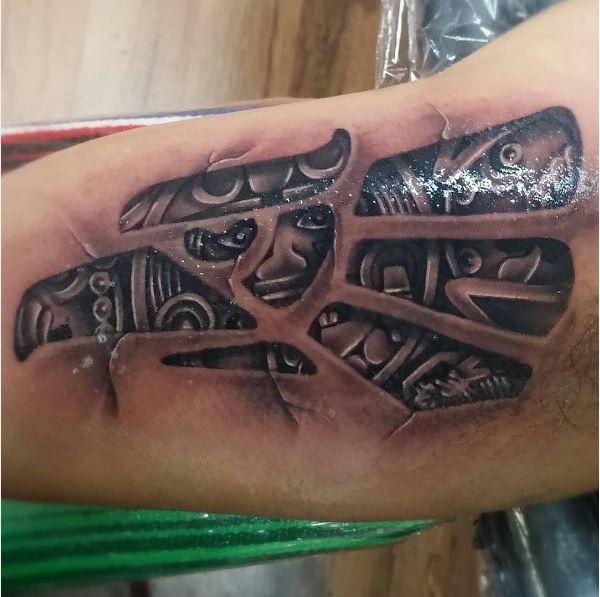 Diseño de tatuajes aztecas 3D en bíceps