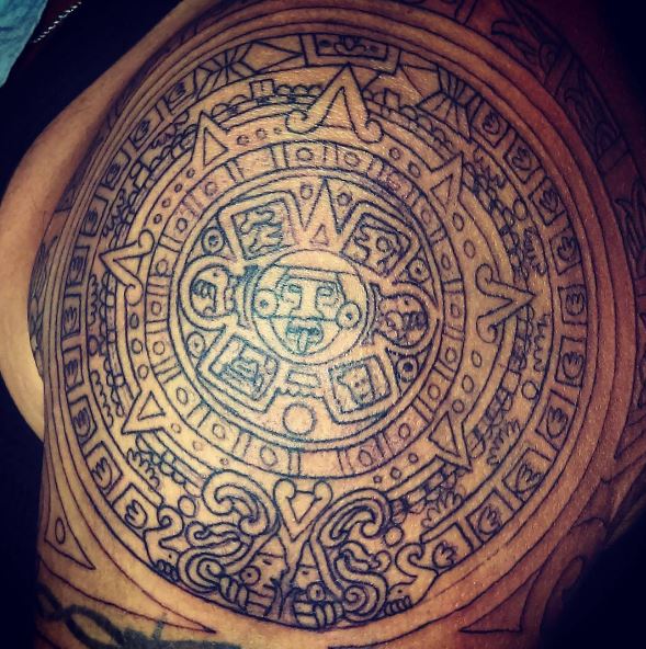 Diseño de tatuajes de calendario azteca en el hombro