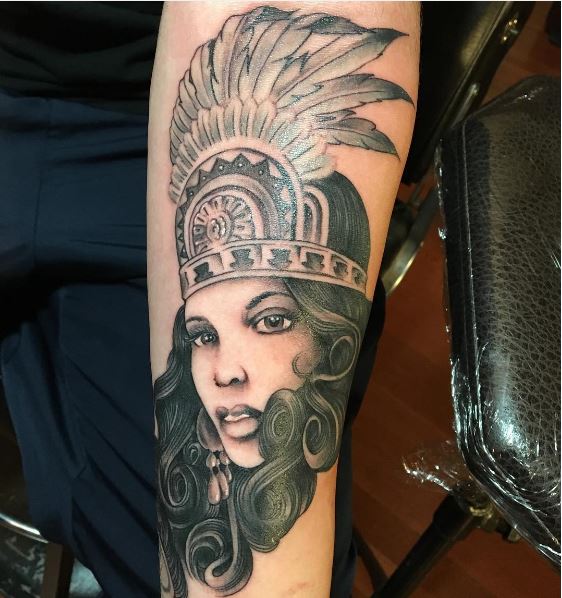 Diseño de tatuajes de niña azteca en las manos