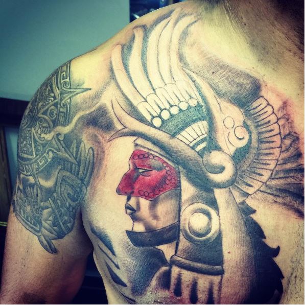 Diseño de tatuajes de hombre azteca en el pecho