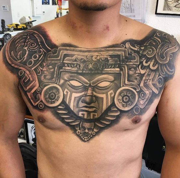 Diseño de tatuajes aztecas en el pecho
