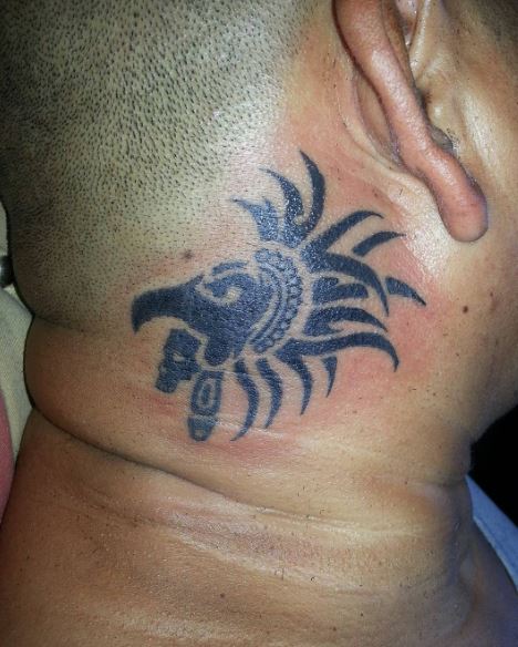 Diseño de tatuajes de símbolo azteca en la parte posterior del cuello