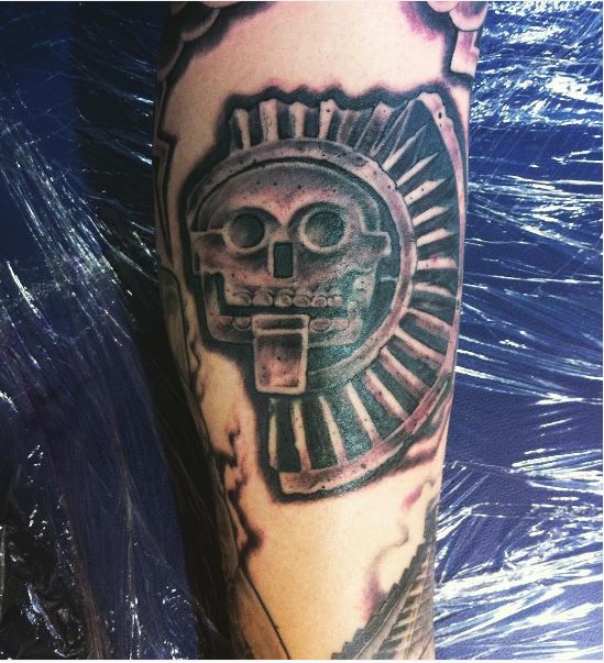 Diseño de tatuajes aztecas en brazos