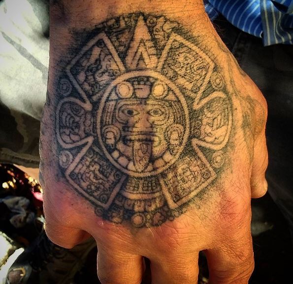 Diseño de tatuajes aztecas en el brazo