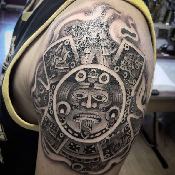 Diseño de tatuajes aztecas en bíceps