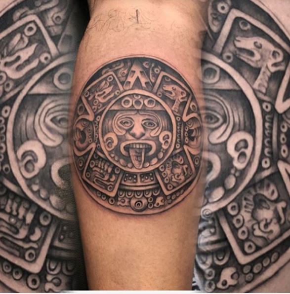 Diseño de tatuajes aztecas en la pantorrilla