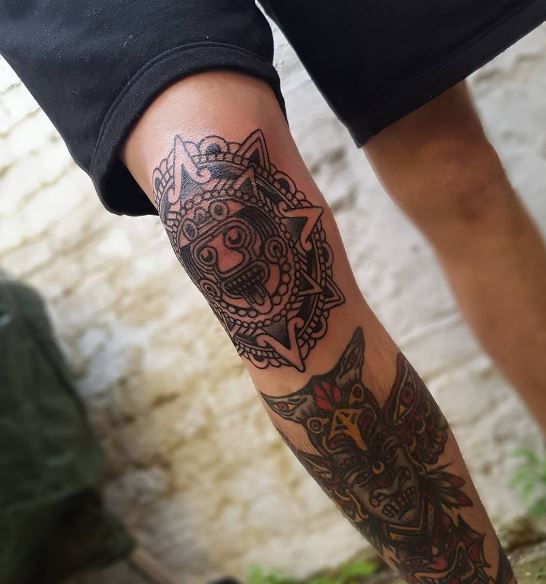 Diseño de tatuajes aztecas en las piernas