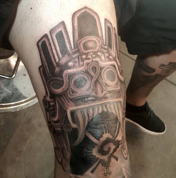 Diseño de tatuajes aztecas en el muslo