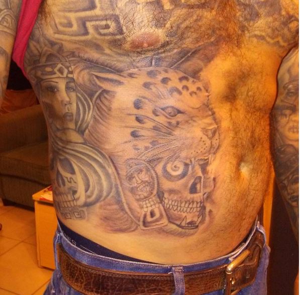 Diseño de tatuajes aztecas en el estómago