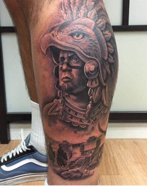 Diseño de tatuajes de Worrier azteca en la pantorrilla