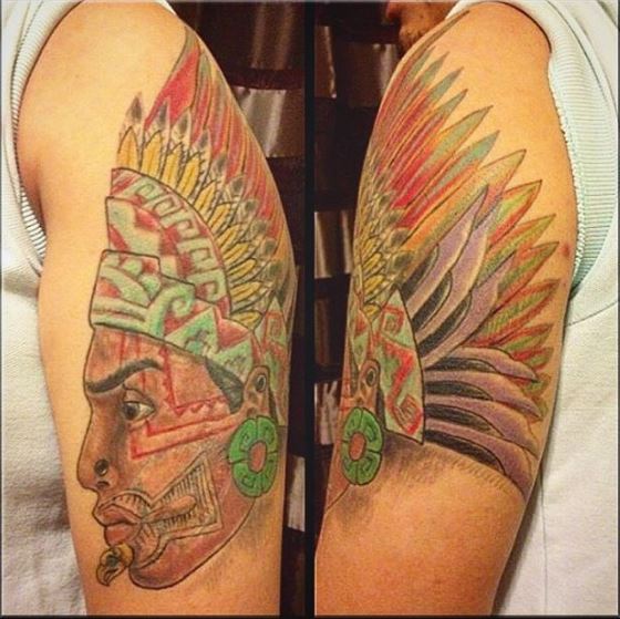 Diseño de tatuajes aztecas de colores en el bíceps