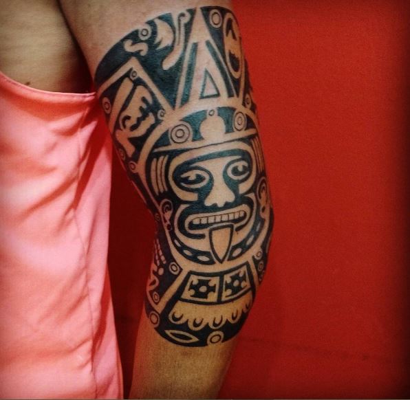 Último diseño de tatuajes aztecas en bíceps