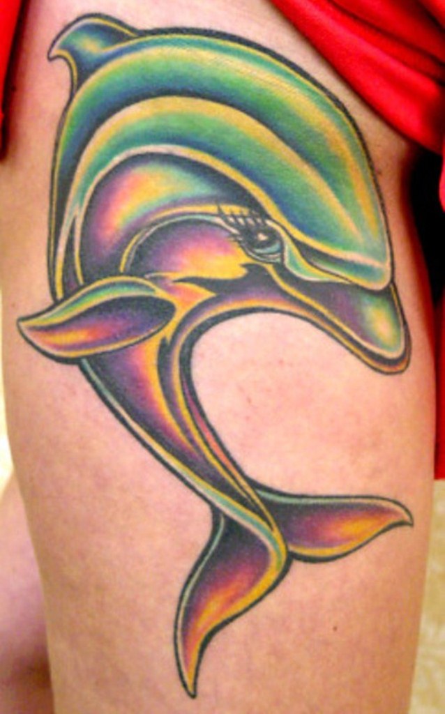 01 tatuaje de delfín arcoíris