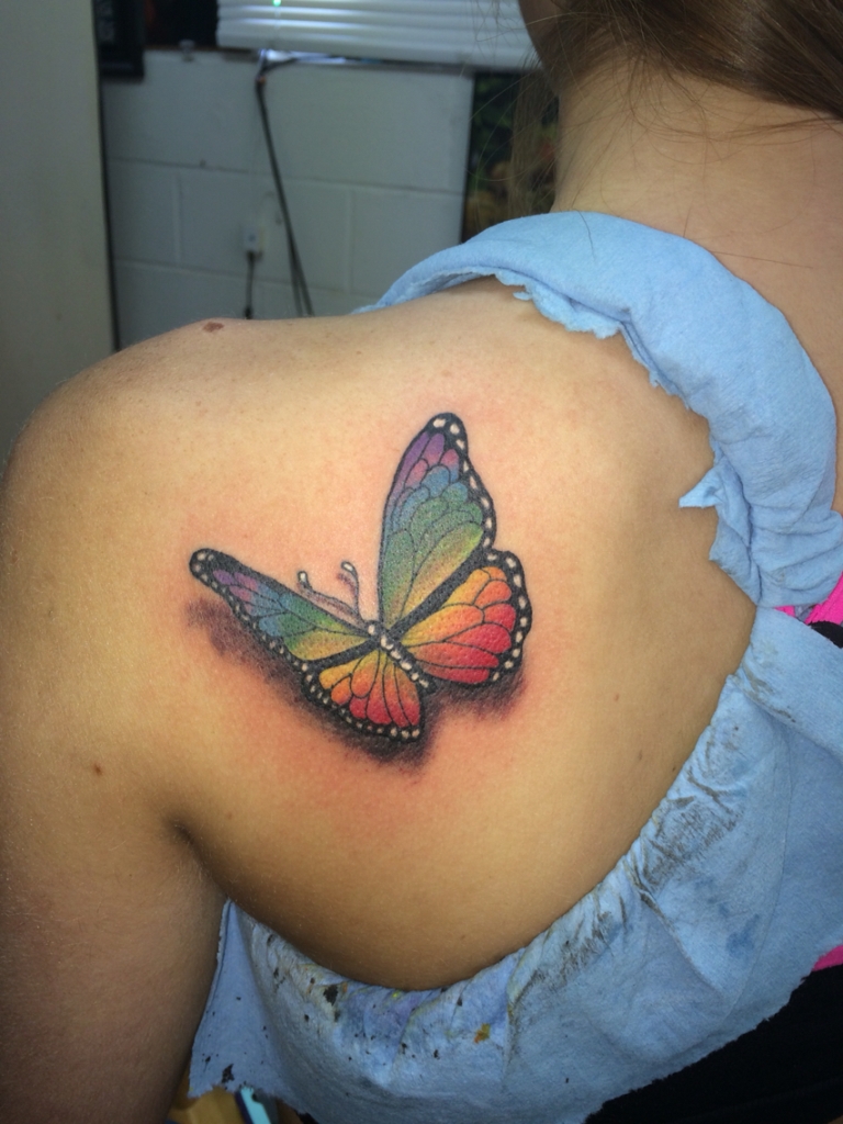 09 tatuaje de mariposa arcoiris