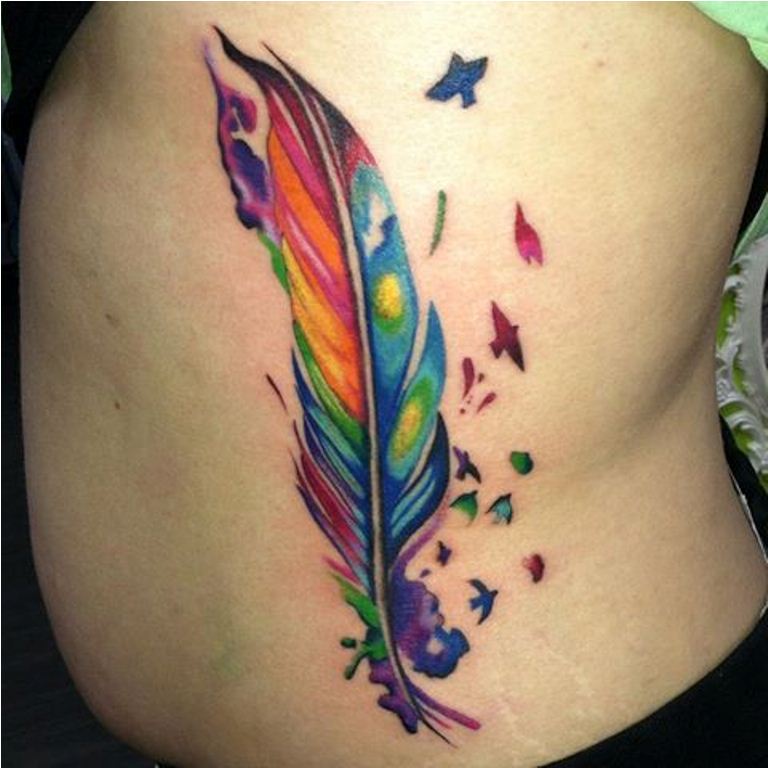 13 tatuaje de pluma de arco iris