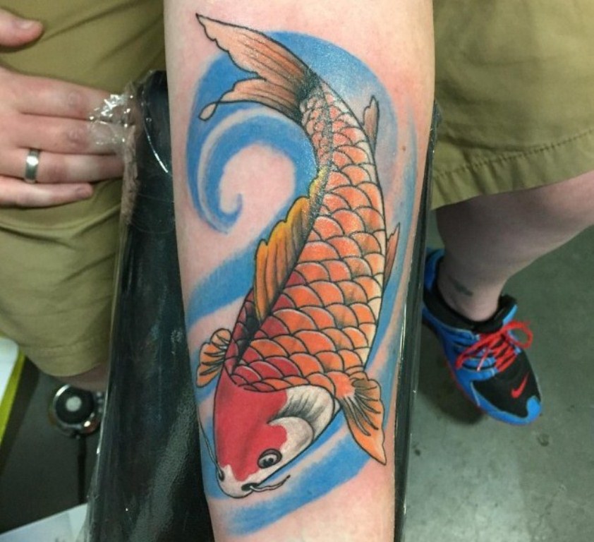 21 tatuaje de pez koi arcoíris