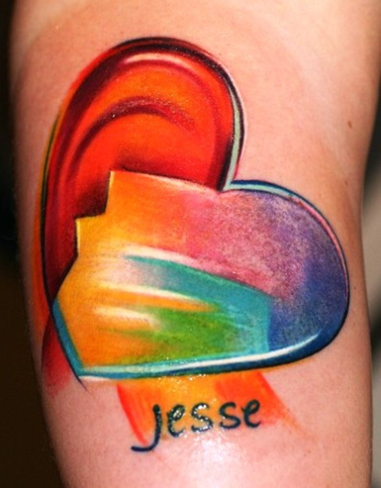 17 tatuaje de corazón de arco iris