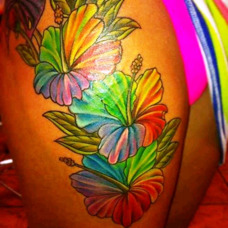 16 tatuaje de flor de arco iris