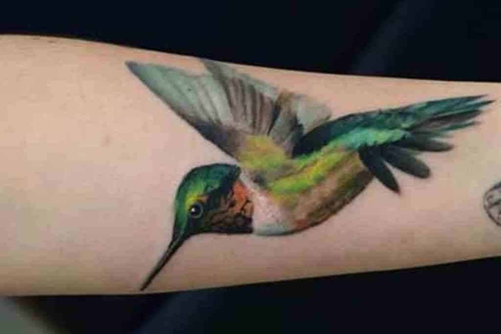 19 tatuaje de colibrí arcoíris
